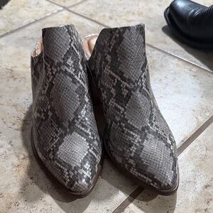 Report Gray Snakeskin Mules